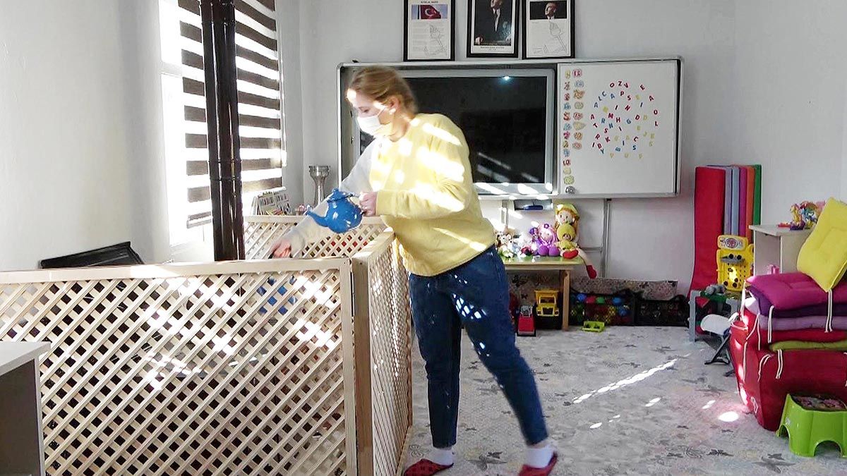 Muş merkeze bağlı Karaağaç beldesinde anasınıfı öğretmenliği yapan Esra Çavuşoğlu (48), lojman olarak kullanılan binayı kendi çabalarıyla anaokuluna çevirdi.