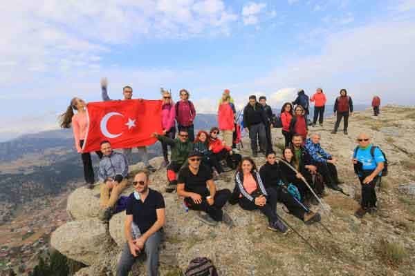 Osmaniye’nin Sumbas ilçesi Yirce Yaylası, sonbaharla birlikte büründüğü görüntüsüyle doğaseverlerin akınına uğruyor.