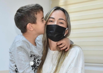 Otizmli çocuk sahibi olmanın zor olduğunu dile getiren Alemdar, "Çocuğum şımarık bir çocuk değil, otizmli bir çocuk. Tabi ki bunaldığım, vazgeçtiğim zamanlar oluyor"