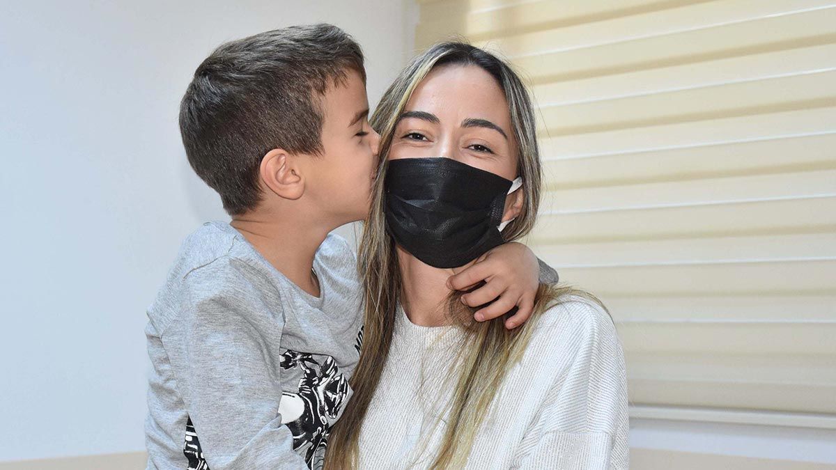 Otizmli çocuk sahibi olmanın zor olduğunu dile getiren Alemdar, "Çocuğum şımarık bir çocuk değil, otizmli bir çocuk. Tabi ki bunaldığım, vazgeçtiğim zamanlar oluyor"