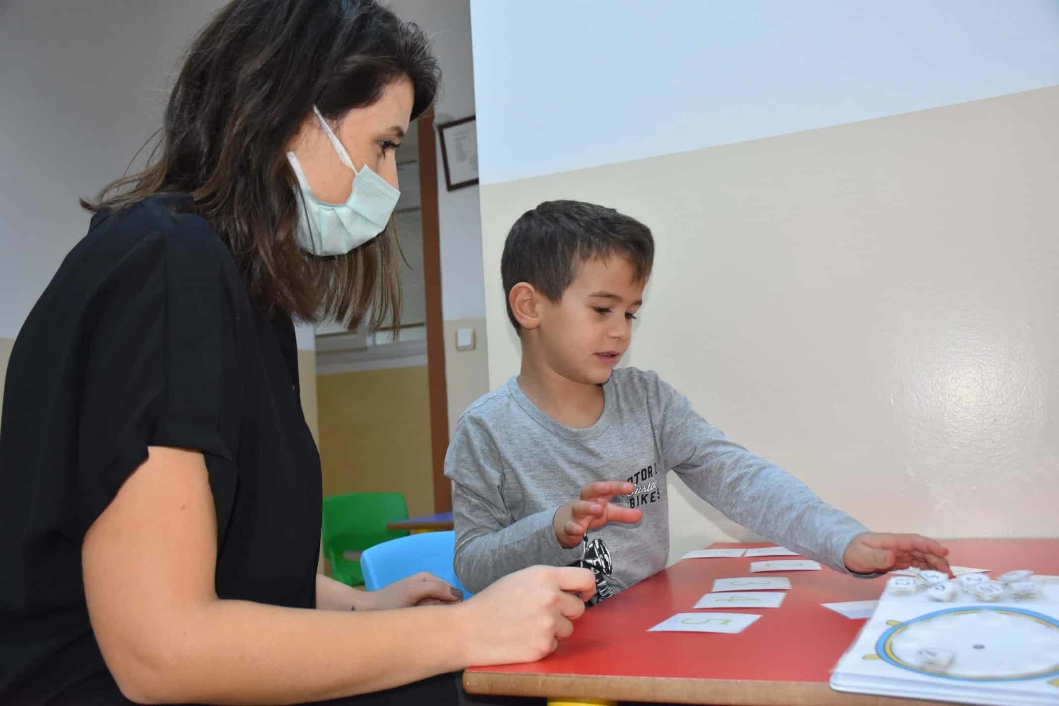 Otizmli çocuk sahibi olmanın zor olduğunu dile getiren Alemdar, "Çocuğum şımarık bir çocuk değil, otizmli bir çocuk. Tabi ki bunaldığım, vazgeçtiğim zamanlar oluyor"