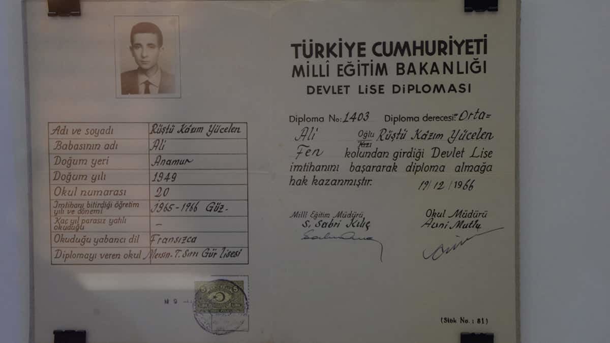Mersin'de Tevfik Sırrı Gür Lisesi bünyesinde açılan ve içerisinde eski Cumhurbaşkanı Turgut Özal'ın ilkokul diplomasının da bulunduğu 'Mersin Eğitim Tarihi Müzesi' yoğun ilgili görüyor.
