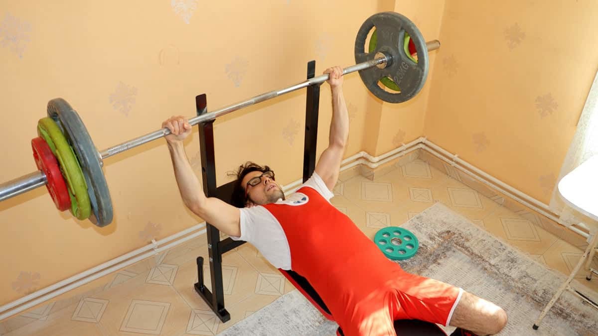 Hataylı halterci Osman Kalçın, yarışmada üç dünya rekorunu kırarak büyük bir başarıya imza attı.