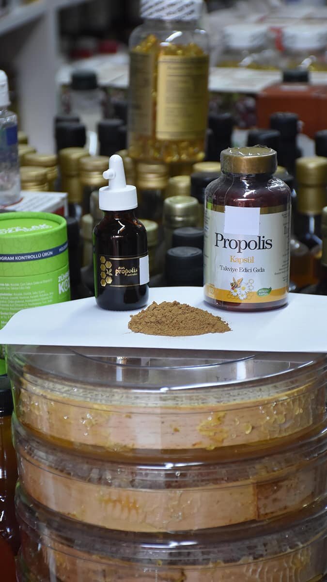 Kış mevsimine sayılı günler kala koronavirüs, grip ve soğuk algınlıklarına karşı bağışıklık sistemini güçlendirmek isteyen vatandaşlar, propolise talebi artırdı.