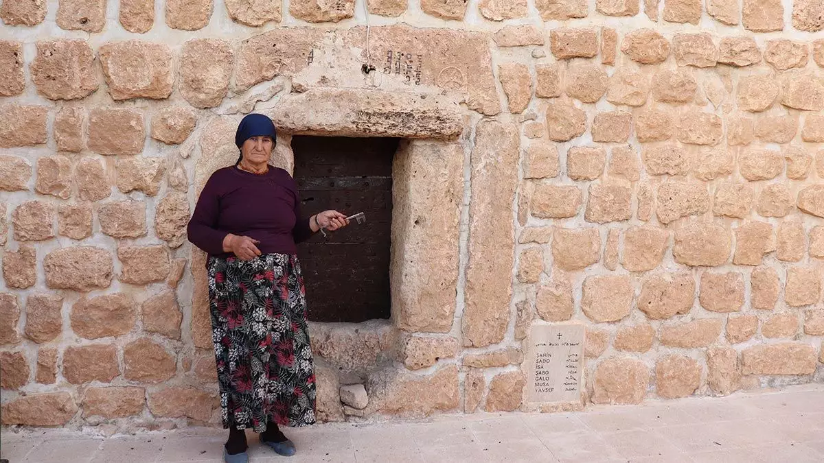 1700 yıllık mor hadbşabo kilisesi'nin 40 yıldır bakımını yapıp, ziyaretçileri karşılayarak, tarihi hakkında da bilgi veriyor.