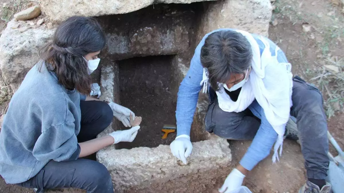 Perre antik kenti'nde 2 bin yıllık kaya mezarlarının bulunduğu alanda yürütülen kazılarda aynı mezar içerisinde 3 iskelete ulaşıldı.