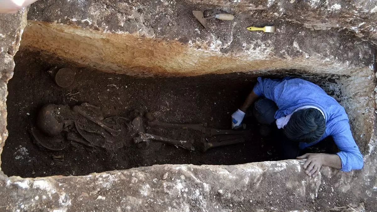 Adıyaman'daki perre antik kenti'nde yapılan kazılarda, 160 metre uzunluğunda bir merdiven ile bir erkeğe ait 1500 yıllık iskelet bulundu.