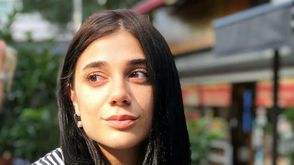 Pınar Gültekin'in babası Sadık Gültekin, "Kızım öldü, öldürüldü, katledildi, yakıldı, beton döküldü. İftiralar atıldı. Hiç kimse Pınar gibi öldürülmesin." dedi.