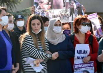 Pınar Gültekin, 16 Temmuz'da kayboldu. Ailesinin başvurusu üzerine jandarma ve polis ekipleri, arama çalışması başlattı. Yapılan çalışmalar sırasında gözaltına alınan genç kızın eski sevgilisi Cemal Metin Avcı, Pınar'ı çıkan kavgada boğarak öldürdüğünü, cesedini bağ evindeki varile koyup, yaktığını, üzerine de beton döktüğünü itiraf etti.