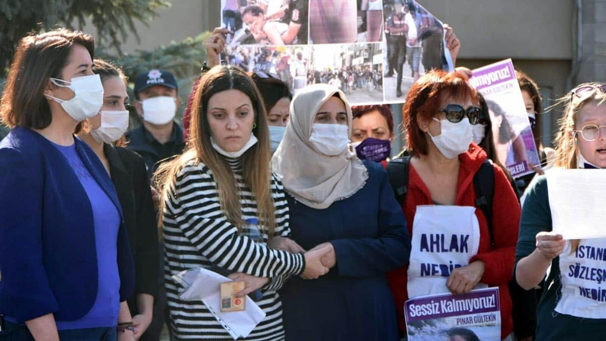 Pınar Gültekin, 16 Temmuz'da kayboldu. Ailesinin başvurusu üzerine jandarma ve polis ekipleri, arama çalışması başlattı. Yapılan çalışmalar sırasında gözaltına alınan genç kızın eski sevgilisi Cemal Metin Avcı, Pınar'ı çıkan kavgada boğarak öldürdüğünü, cesedini bağ evindeki varile koyup, yaktığını, üzerine de beton döktüğünü itiraf etti.
