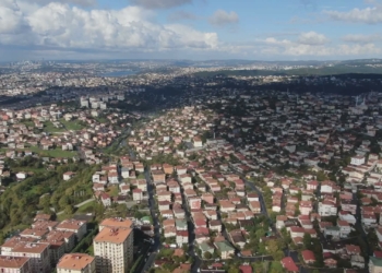 Prof. Dr. Övgün Ahmet Ercan, "Deprem yılı 2045 artı-eksi beş yıldır. Yani 2040 ile 2050 arasında deprem bekliyoruz. Yani her an deprem olur sözünün 21 yıldır doğru olmadığı artık ortaya çıktı.