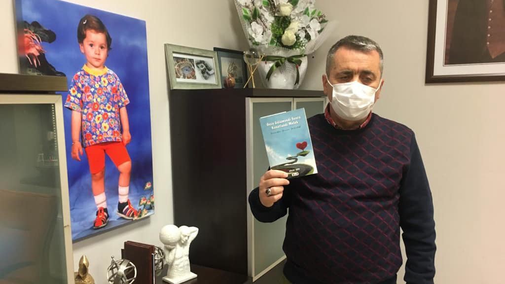 Kocaeli Üniversitesi Jeofizik Bölüm Başkanı Prof. Dr. Bülent Oruç, 17 Ağustos depreminde enkaz altında kalarak, yaşamını yitiren 2,5 yaşındaki kızının anısına şiir kitabı yazdı.