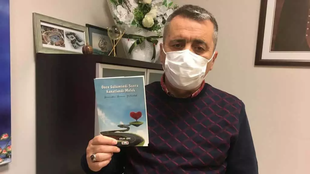 Kocaeli üniversitesi jeofizik bölüm başkanı prof. Dr. Bülent oruç, 17 ağustos depreminde enkaz altında kalarak, yaşamını yitiren 2,5 yaşındaki kızının anısına şiir kitabı yazdı.