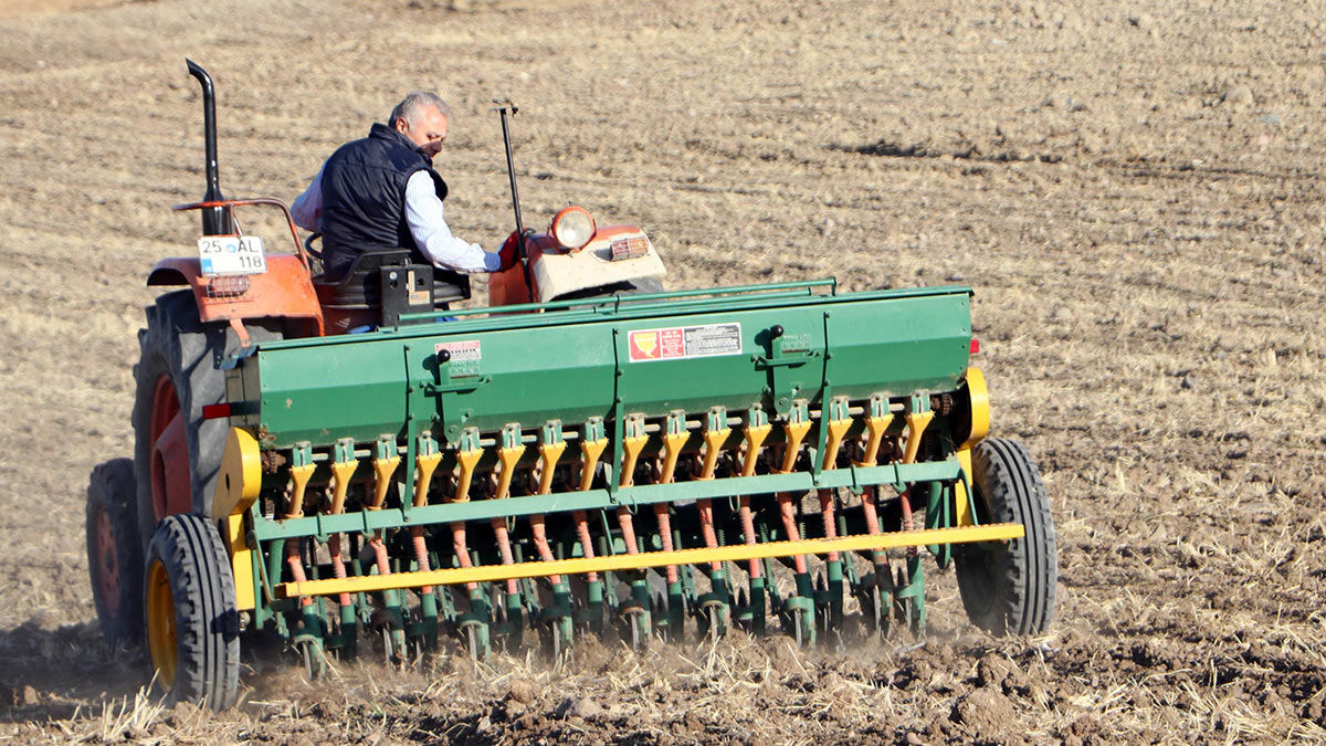 Merkez Aziziye ilçesine bağlı Altınkonak köyünde dünyaya gelen evli ve 2 çocuk babası Prof. Dr. Önder Çalmaşur, (55) hem köyünde çiftçilik yaptı hem de üniversite eğitimini tamamladı.