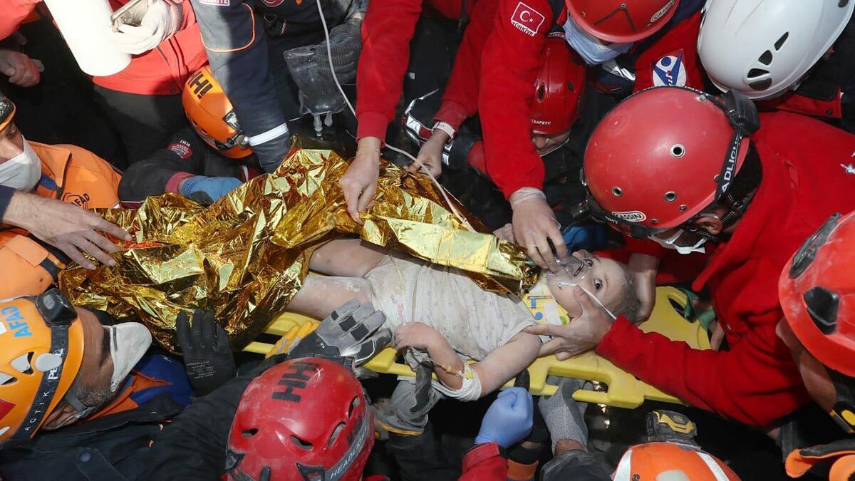 Rıza Bey apartmanı enkazından 91. satte Ayla Gezgin kurtarıldı.