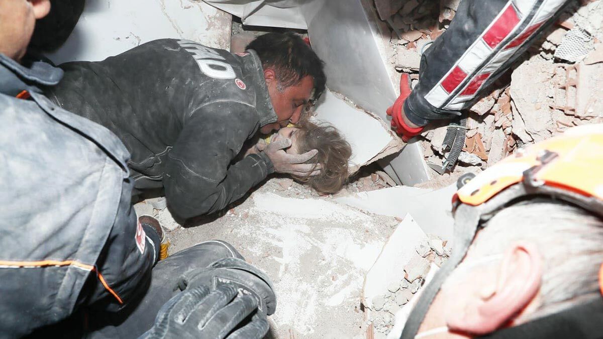 Rıza Bey apartmanı enkazından 91. satte Ayla Gezgin kurtarıldı.