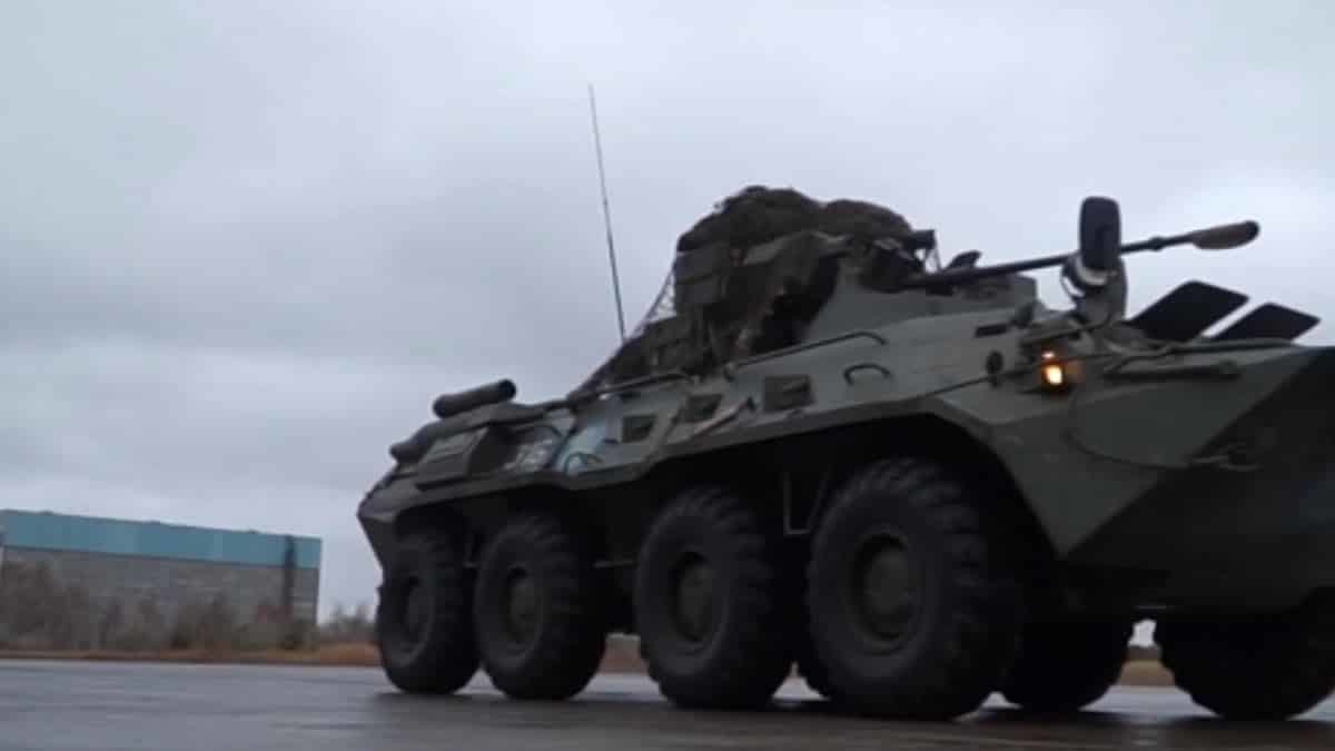 Rus barış güçleri askerlerini ve zırhlı araçları taşıyan 20 uçağı Erivan havaalanına gönderdi.