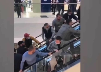 Rusya’da bir AVM'dek küçük çoğun eli yürüyen merdivenlere sıkıştı.
