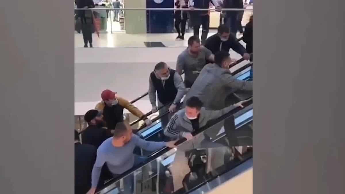 Rusya’da bir AVM'dek küçük çoğun eli yürüyen merdivenlere sıkıştı.