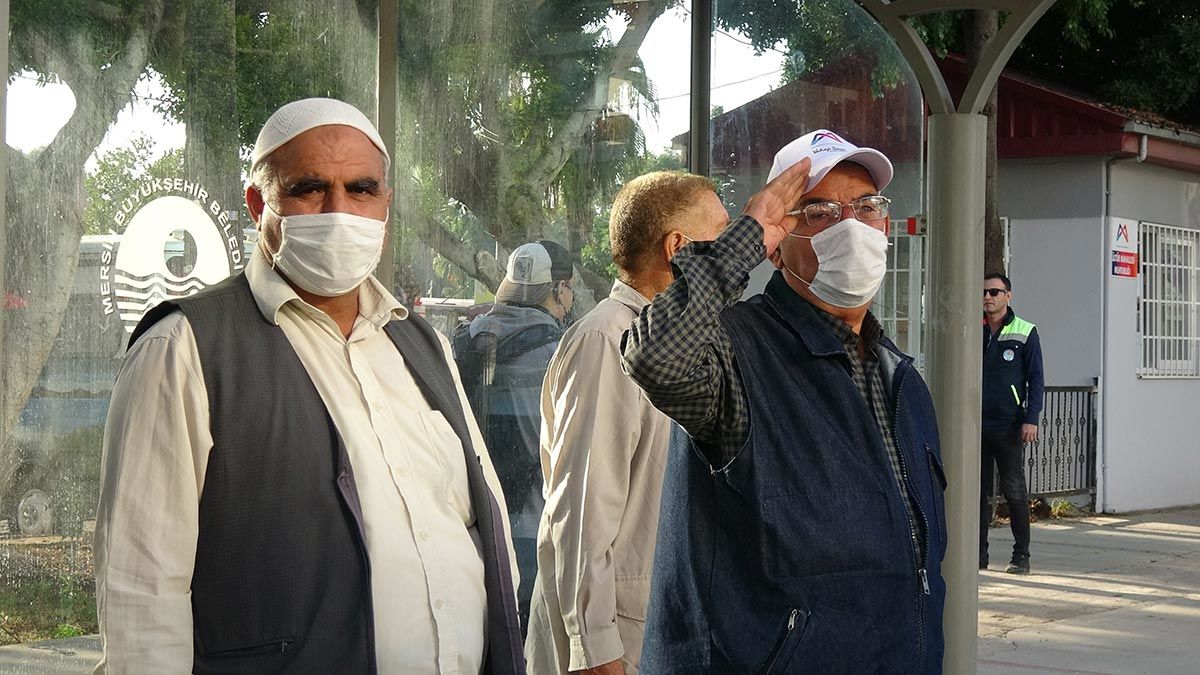 Mersin'de saat 09.05'te sirenler çalmaya başladı, vatandaşlar, saygı duruşunda bulundu.