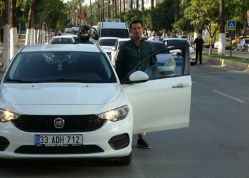 Mersin'de saat 09.05'te sirenler çalmaya başladı, vatandaşlar, saygı duruşunda bulundu.