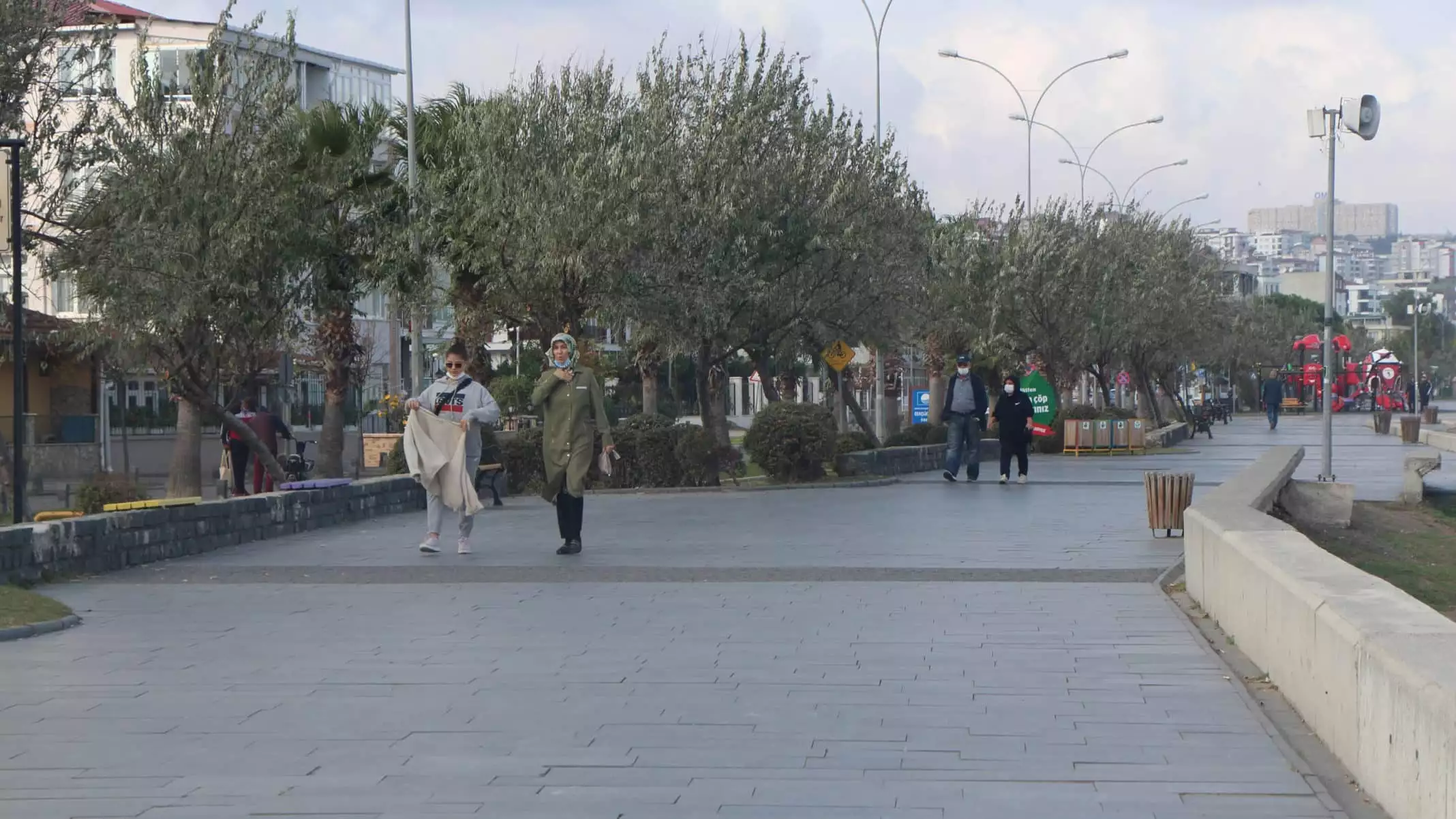 Samsun'da koronavirüs vaka sayılarında yüzde 40 artış tespit edilmesi üzerine yetkililer, kritik eşikteyiz uyarısı ile dikkatli ve tedbirli olunmasını istedi.