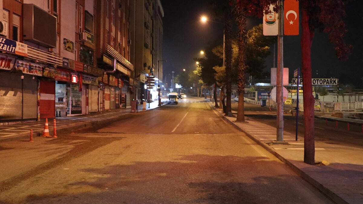 İçişleri Bakanlığı'nca yayımlanan koronavirüs önlemleri kapsamında uygulanan hafta sonu sokağa çıkma kısıtlaması nedeniyle Şanlıurfa’da cadde ve sokaklar boş kaldı.