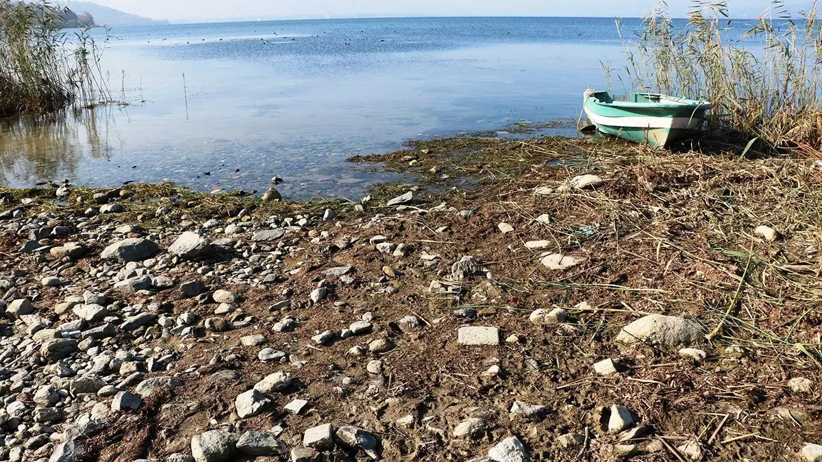 Sakarya ve kocaeli’nin içme suyu ihtiyacını karşılayan kritik su seviyesi 30 metre olan sapanca gölü'nde su seviyesi 30,62 metreye düştü.