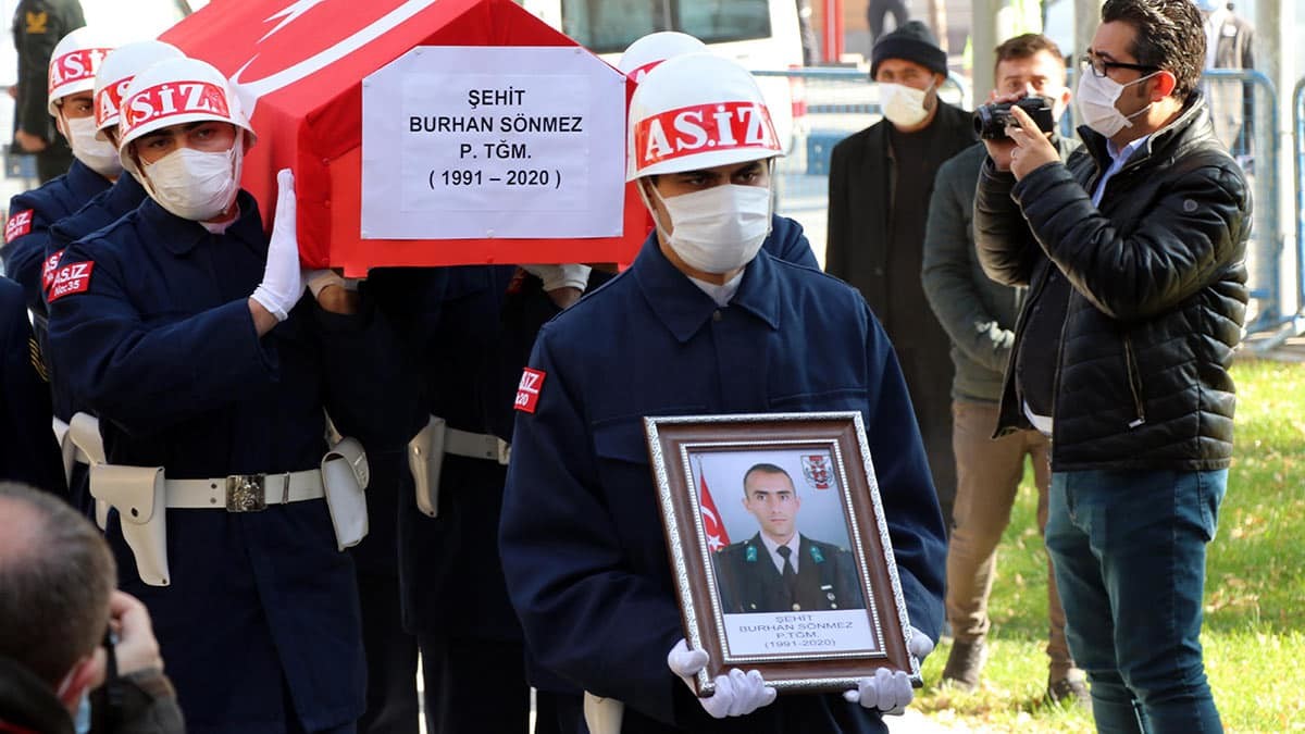 Piyade Teğmen Burhan Sönmez (29), memleketi Kayseri'de son yolculuğuna uğurlandı.