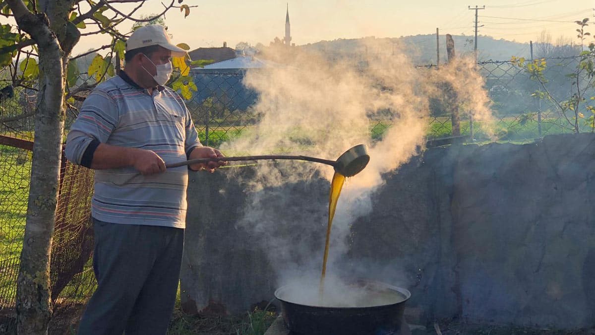Sakarya’nın Kaynarca ilçesinde Gökhan Öner ve babası Kadir Öner, şeker kamışı sıkmak için makine yaptı.