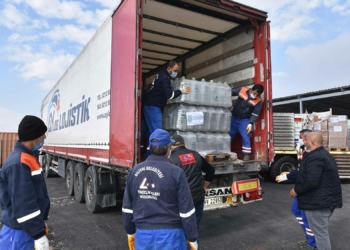 Depremzedelere ulaştırılmak üzere bir TIR dolusu yardım