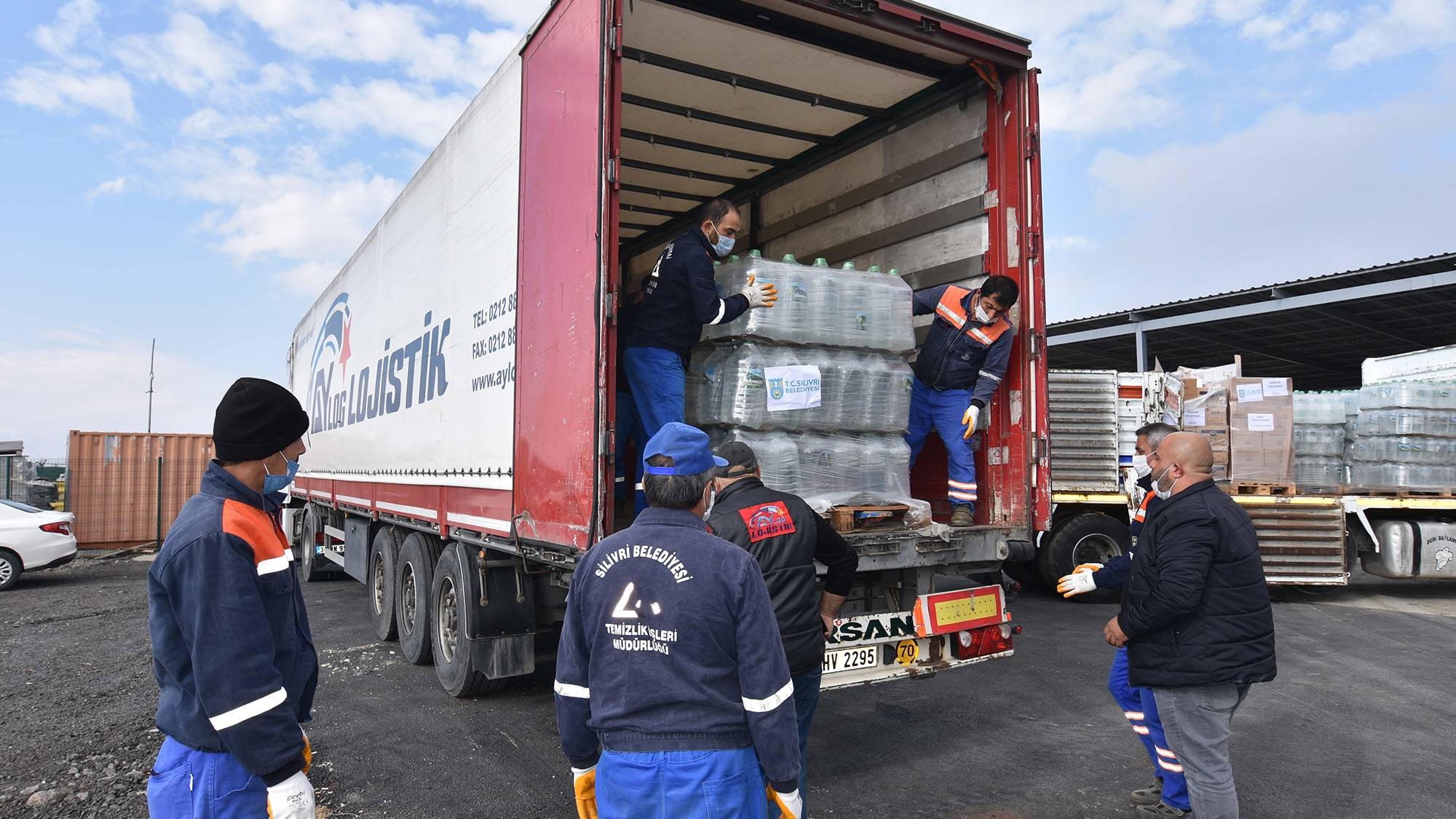 Depremzedelere ulaştırılmak üzere bir TIR dolusu yardım