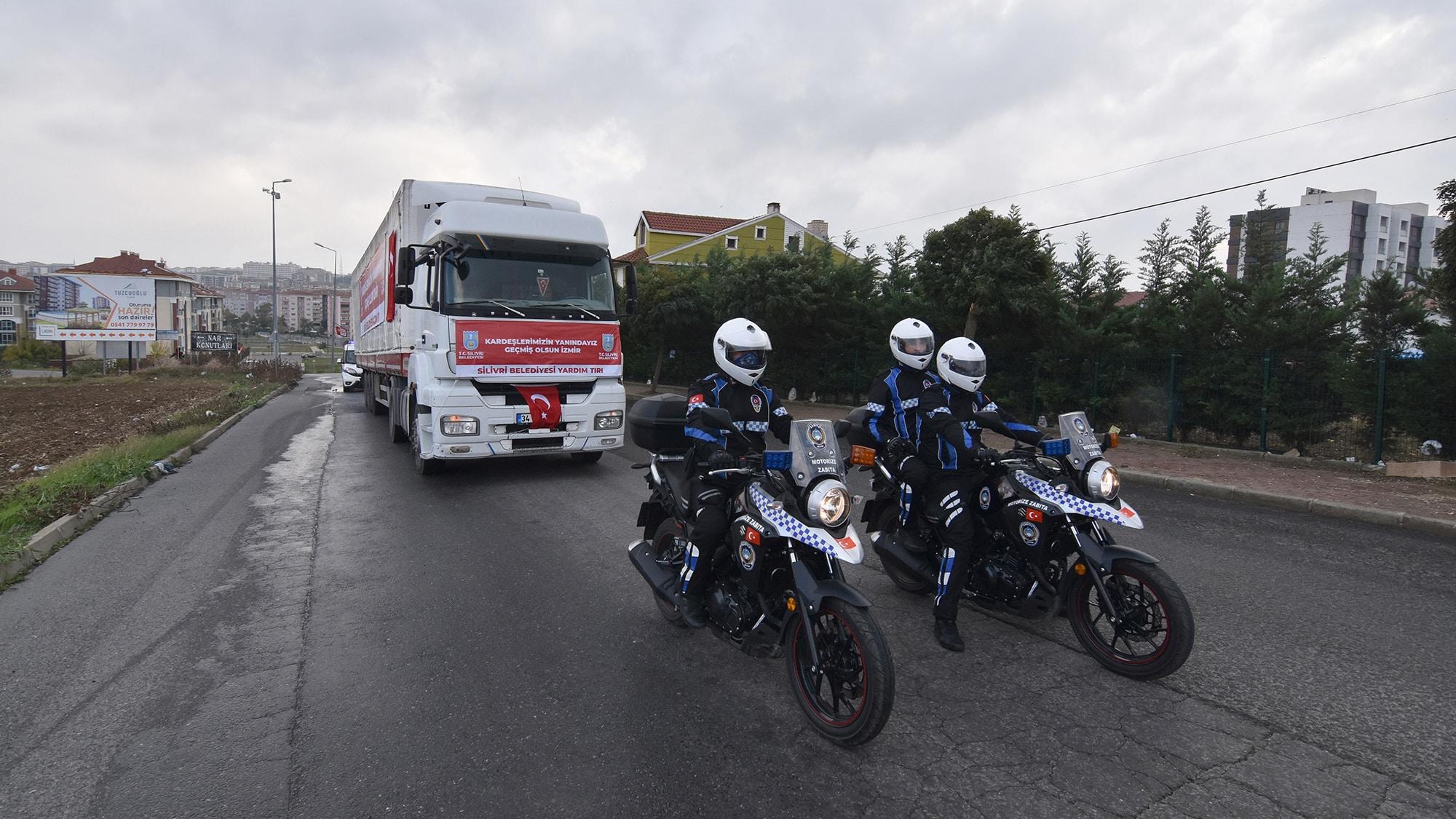 Silivri Belediyesi, İzmir’de meydana gelen deprem nedeniyle bölgede yaşayan depremzedelere ulaştırılmak üzere bir TIR dolusu yardım gönderdi.