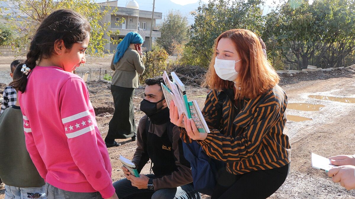 Şırnak'ta bir grup gönüllü tarafından oluşturulan Sırtımdaki Kütüphane projesiyle 2 yılda köylerde yaşayan 6 bin 200 öğrenciye ulaşıldı. 