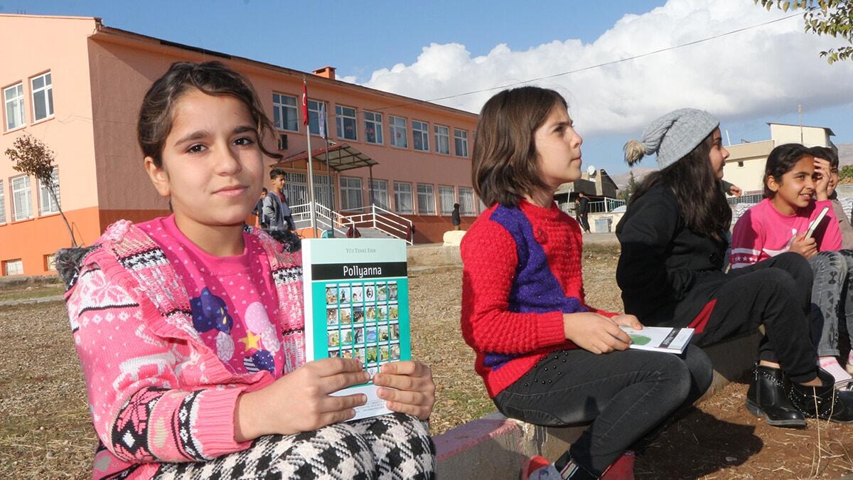 Şırnak'ta 2 yıl önce bir araya gelen gönüllüler, başta köy çocukları olmak üzere kitap ihtiyacı olanlar için 'Sırtımdaki Kütüphane' projesini hayata geçirdi.