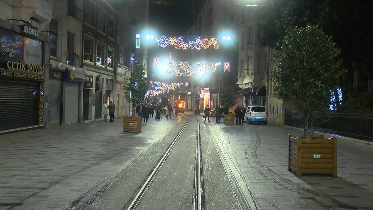 Saatler 20.00'ı gösterip kısıtlamanın başlamasıyla sokak ve caddelerdeki yoğunluk son buldu.