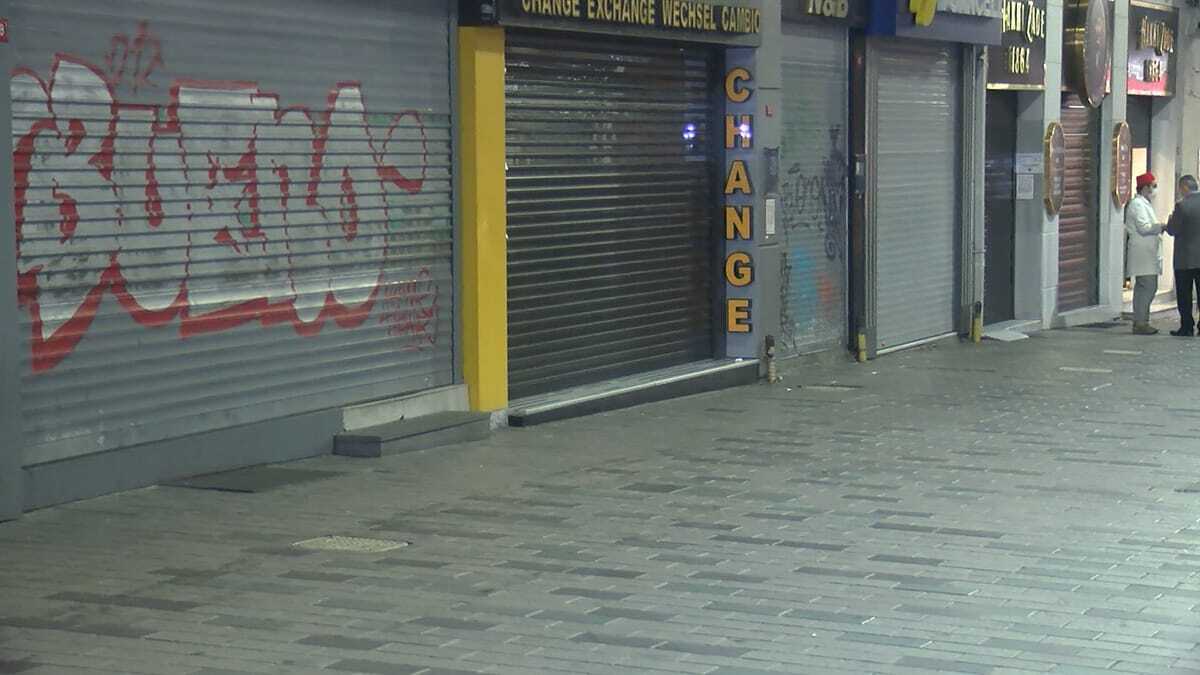 Koronavirüs vakalarında yaşanan artışlar sebebiyle alınan ek tedbirler kapsamında hafta sonu belirli saatlerde sokağa çıkma kısıtlaması kararı alındı. Cadde ve sokaklar sessizliğe büründü.