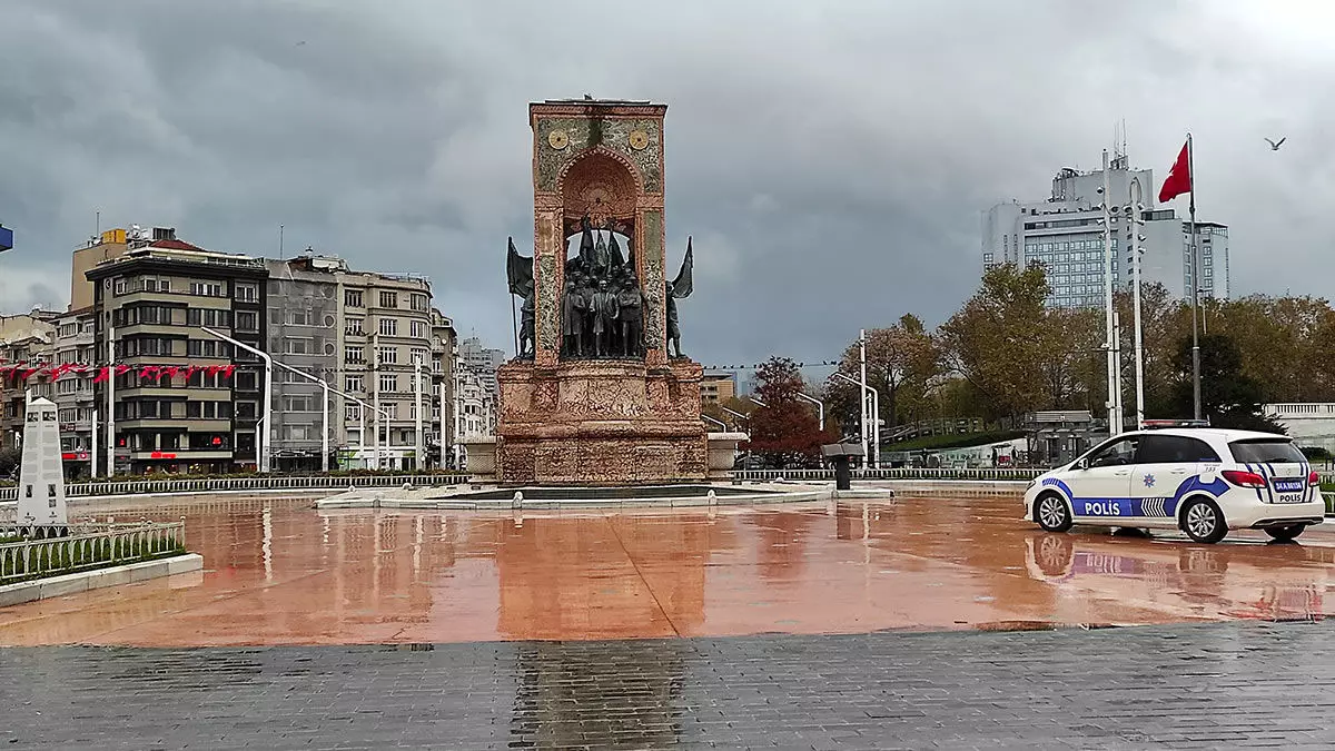 Sokağa çıkma yasağında meydanlar sessizliğe büründü, yollar boş kaldı