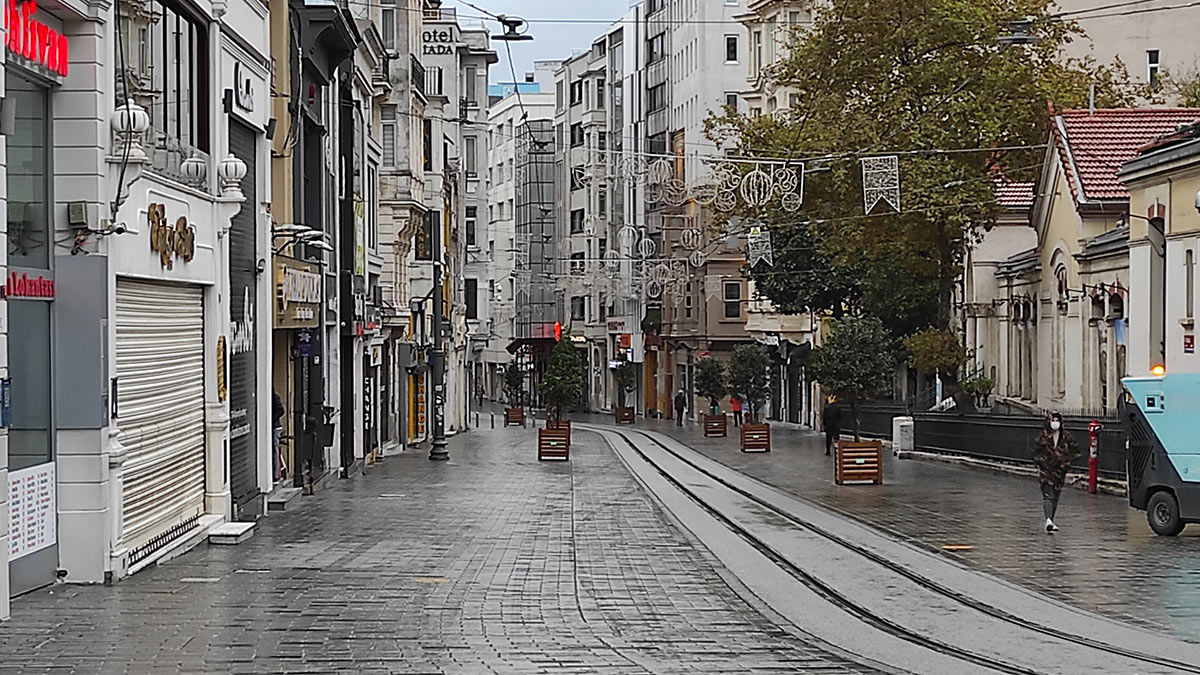 Sokağa çıkma yasağında meydanlar sessizliğe büründü, yollar boş kaldı