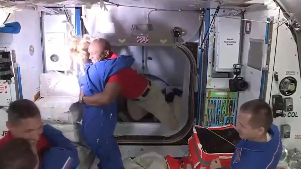 Spacex, 4 nasa astronotunu başarıyla uzay istasyonuna götürdü