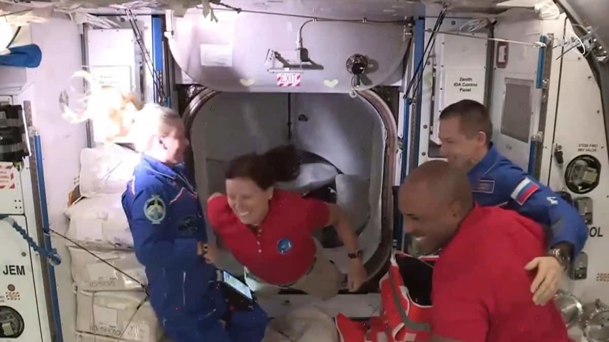 SpaceX, 4 NASA astronotunu başarıyla uzay istasyonuna götürdü 