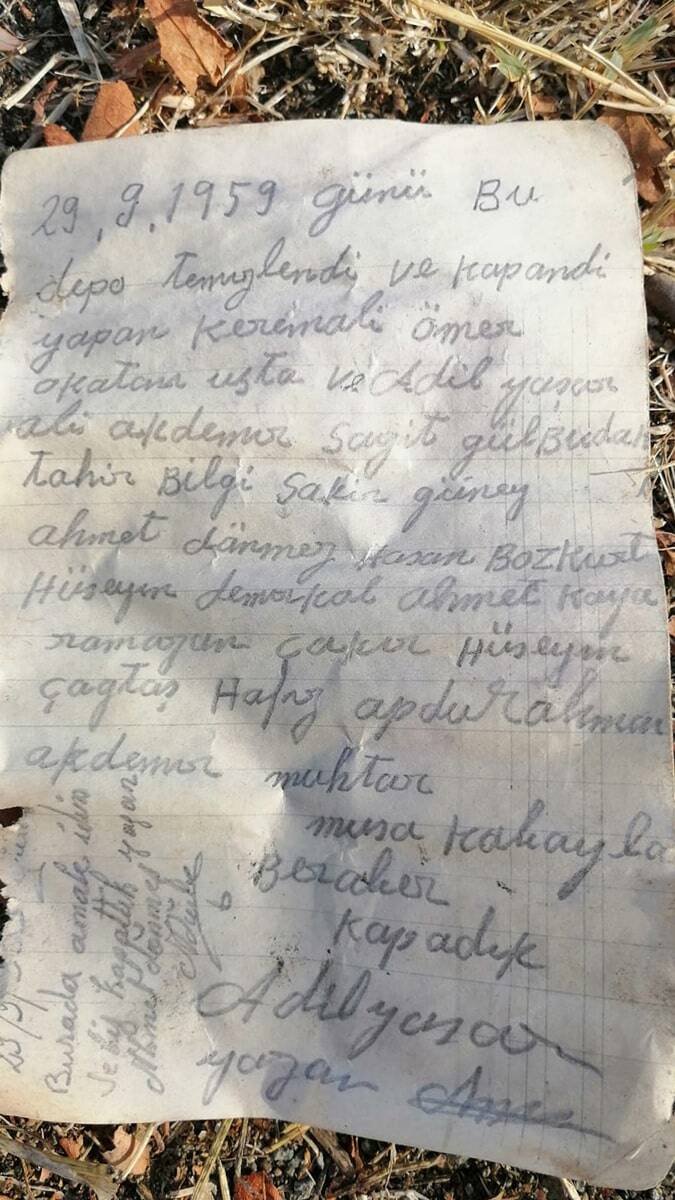 Burdur'un Yeşilova ilçesindeki Gençali köylüleri, temizlemek için açtıkları içme suyu kuyusunda 1904 ve 1959 yıllarında şişe içinde bırakılan notlar buldu.