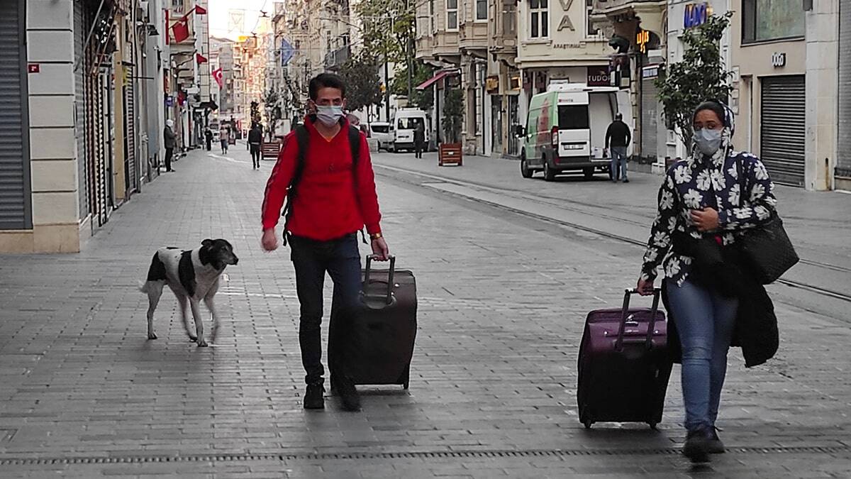 Taksim Meydanı ve İstiklal Caddesi turistlere ve kısıtlamadan muaf olanlara kaldı.