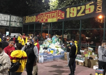 İzmir'de meydana gelen 6.6 büyüklüğündeki deprem felaketi kentteki ezeli rakip spor kulübü taraftarlarının yanı sıra tüm Türkiye'deki taraftarları depremzedelere yardım için birleştirdi.