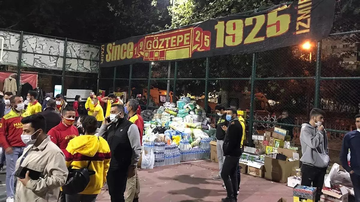 İzmir'de meydana gelen 6. 6 büyüklüğündeki deprem felaketi kentteki ezeli rakip spor kulübü taraftarlarının yanı sıra tüm türkiye'deki taraftarları depremzedelere yardım için birleştirdi.