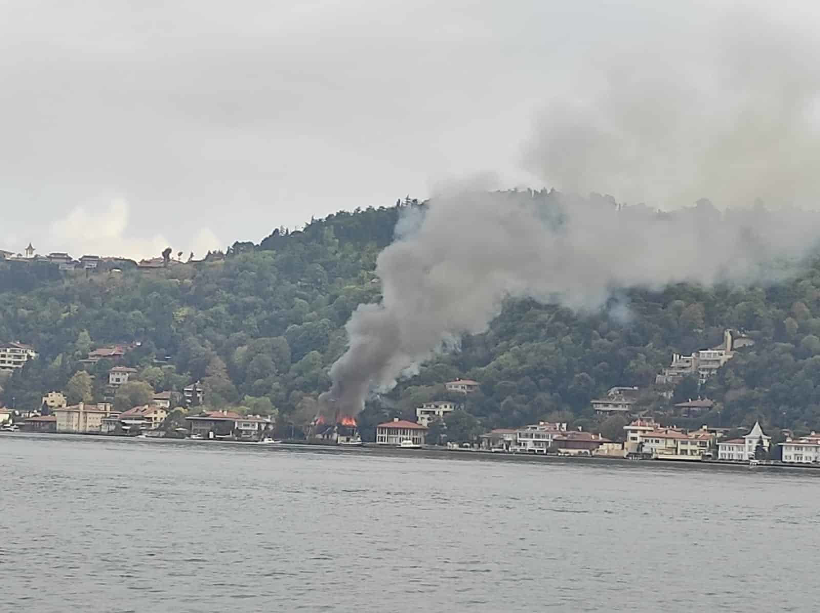 Tarihi Vaniköy Camii'nde yangın