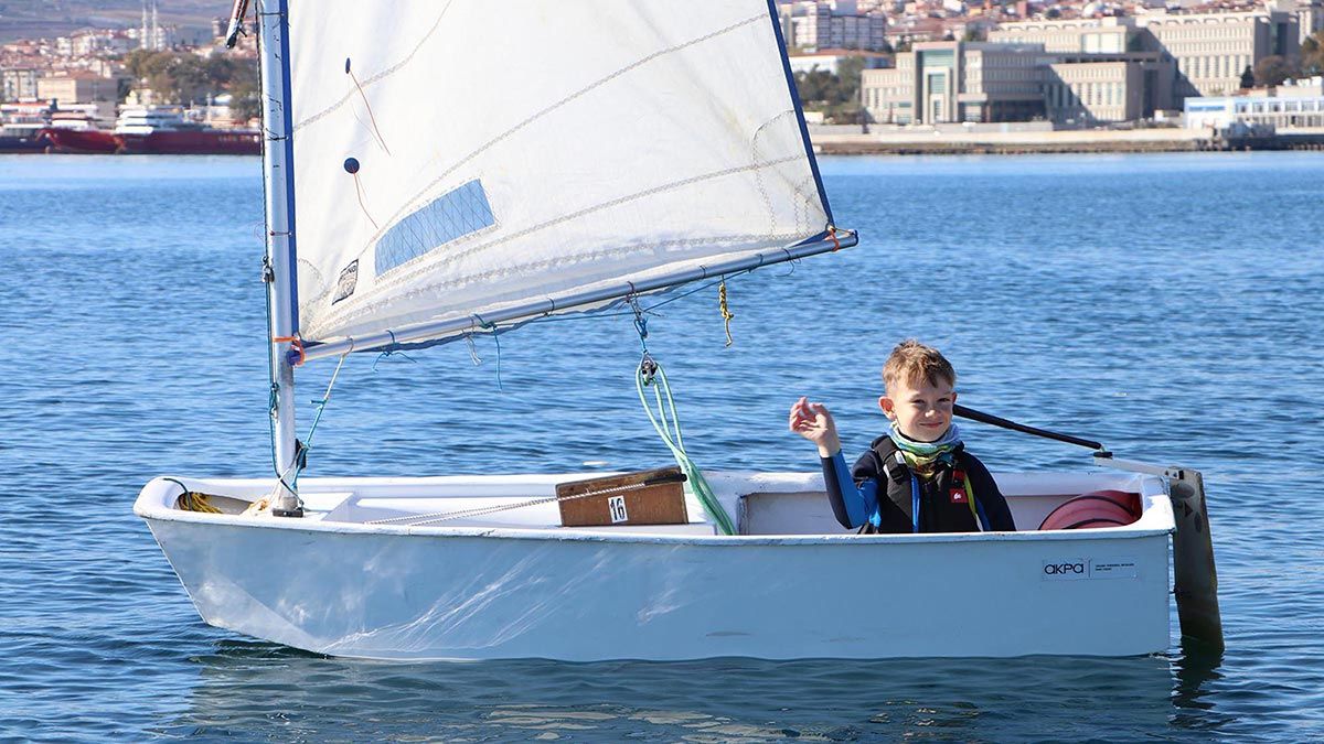 Türkiye Yelken Federasyonu Tekirdağ İl Temsilcisi Şenol Birol Uzel, Tekirdağ Yelken İhtisas Kulübü'nün elde ettiği başarılarla Türkiye'nin devleri ile yarışmaya başladığını belirterek, milli takıma sporcu yetiştiren bir kulüp olduğunu söyledi.
