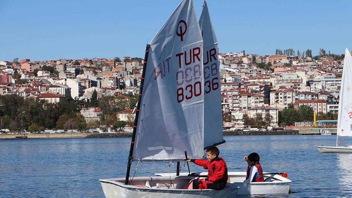 Türkiye Yelken Federasyonu Tekirdağ İl Temsilcisi Şenol Birol Uzel, Tekirdağ Yelken İhtisas Kulübü'nün elde ettiği başarılarla Türkiye'nin devleri ile yarışmaya başladığını belirterek, milli takıma sporcu yetiştiren bir kulüp olduğunu söyledi.
