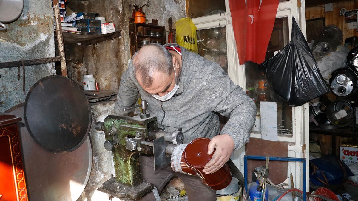 Paşaoğlu, "Mardin'de benden başka soba ustası yok. Çünkü bu sanat ölmeye mahkumdur. Bu fabrikalar, teknoloji çıktı çıkalı sanatkar kalmadı".