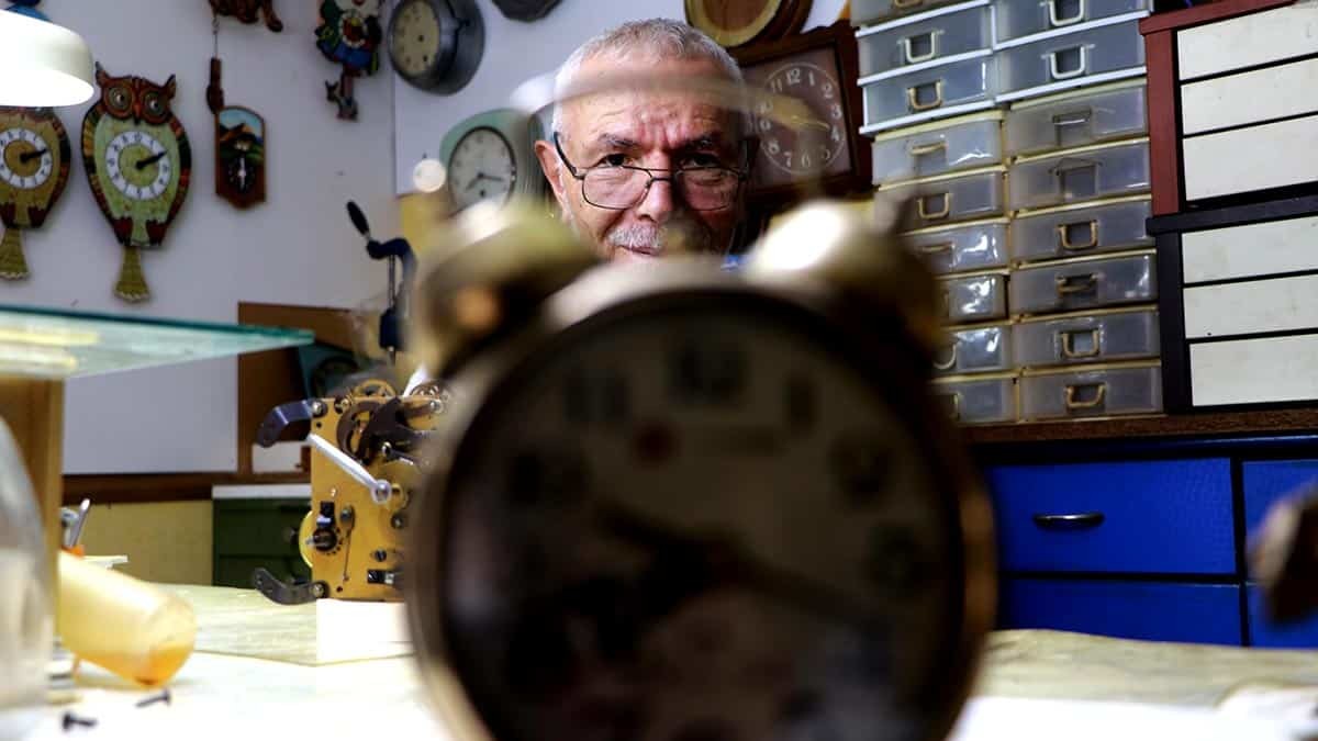 Adanalı saat ustası Murat Yurtbulmuş (76), 60 yıldır bit pazarı ve hurdacılardan topladığı eski saatleri evindeki atölyesinde tamir ederek çalışır duruma getiriyor.